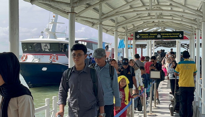 Penumpang yang tiba di Pelabuhan Domestik Karimun, Selasa (31/12/2024) pagi.